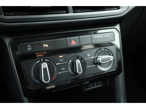 Volkswagen T-Cross 1.0 TSI Life | Adapt. Cruise | Trekhaak | PDC V+A | All Season | Navi | Apple CarPlay & Android Auto