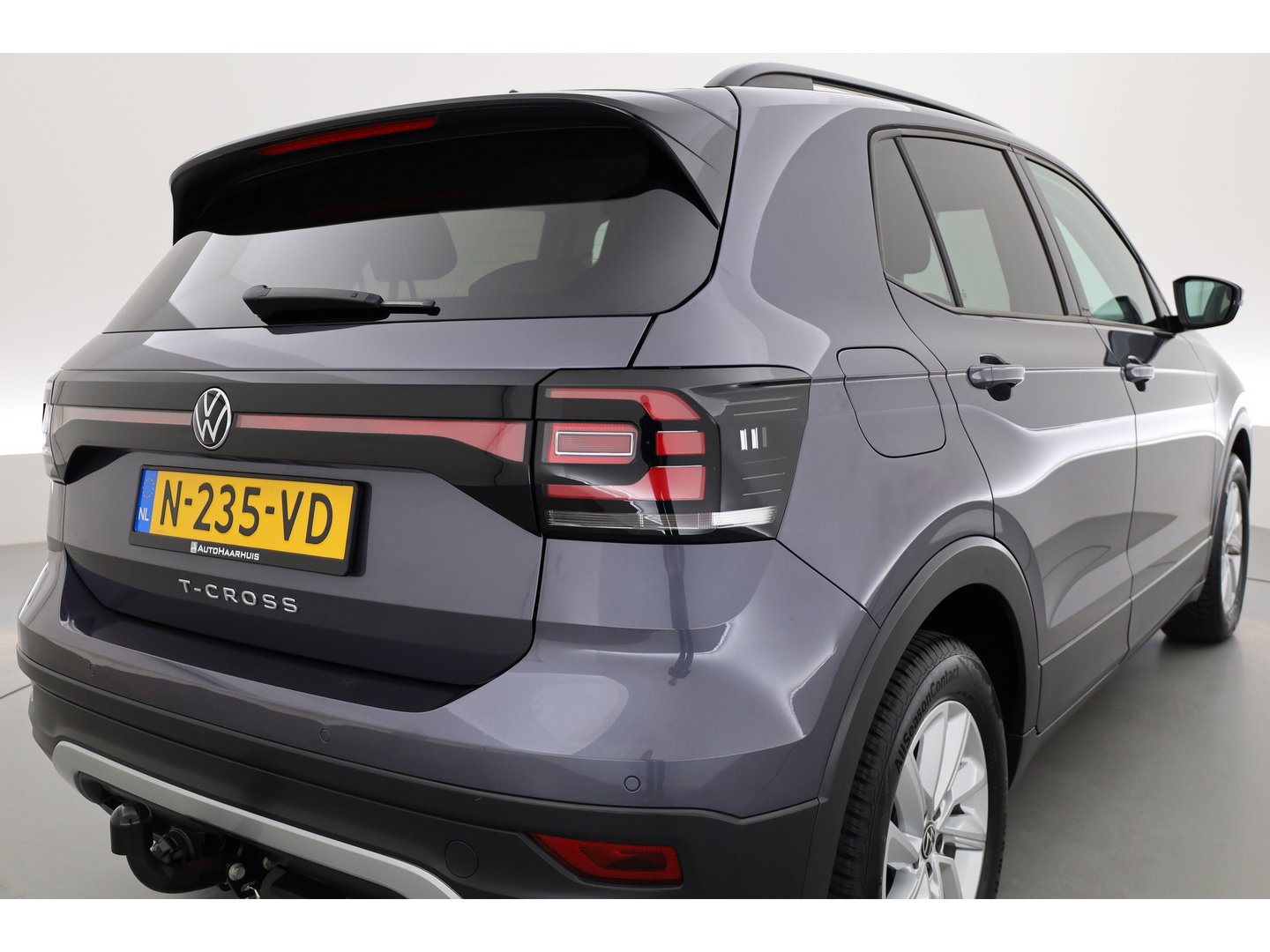 Volkswagen T-Cross 1.0 TSI Life | Adapt. Cruise | Trekhaak | PDC V+A | All Season | Navi | Apple CarPlay & Android Auto