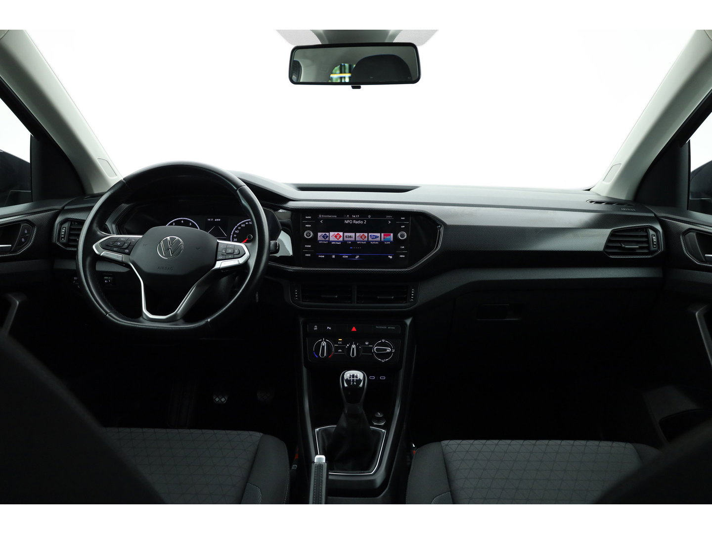 Volkswagen T-Cross 1.0 TSI Life | Adapt. Cruise | Trekhaak | PDC V+A | All Season | Navi | Apple CarPlay & Android Auto