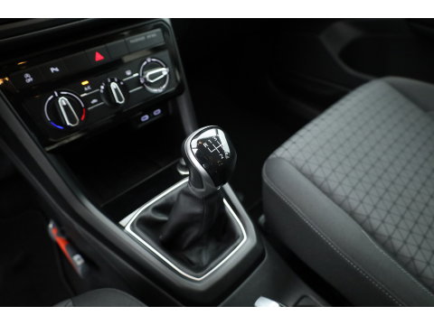 Volkswagen T-Cross 1.0 TSI Life | Adapt. Cruise | Trekhaak | PDC V+A | All Season | Navi | Apple CarPlay & Android Auto