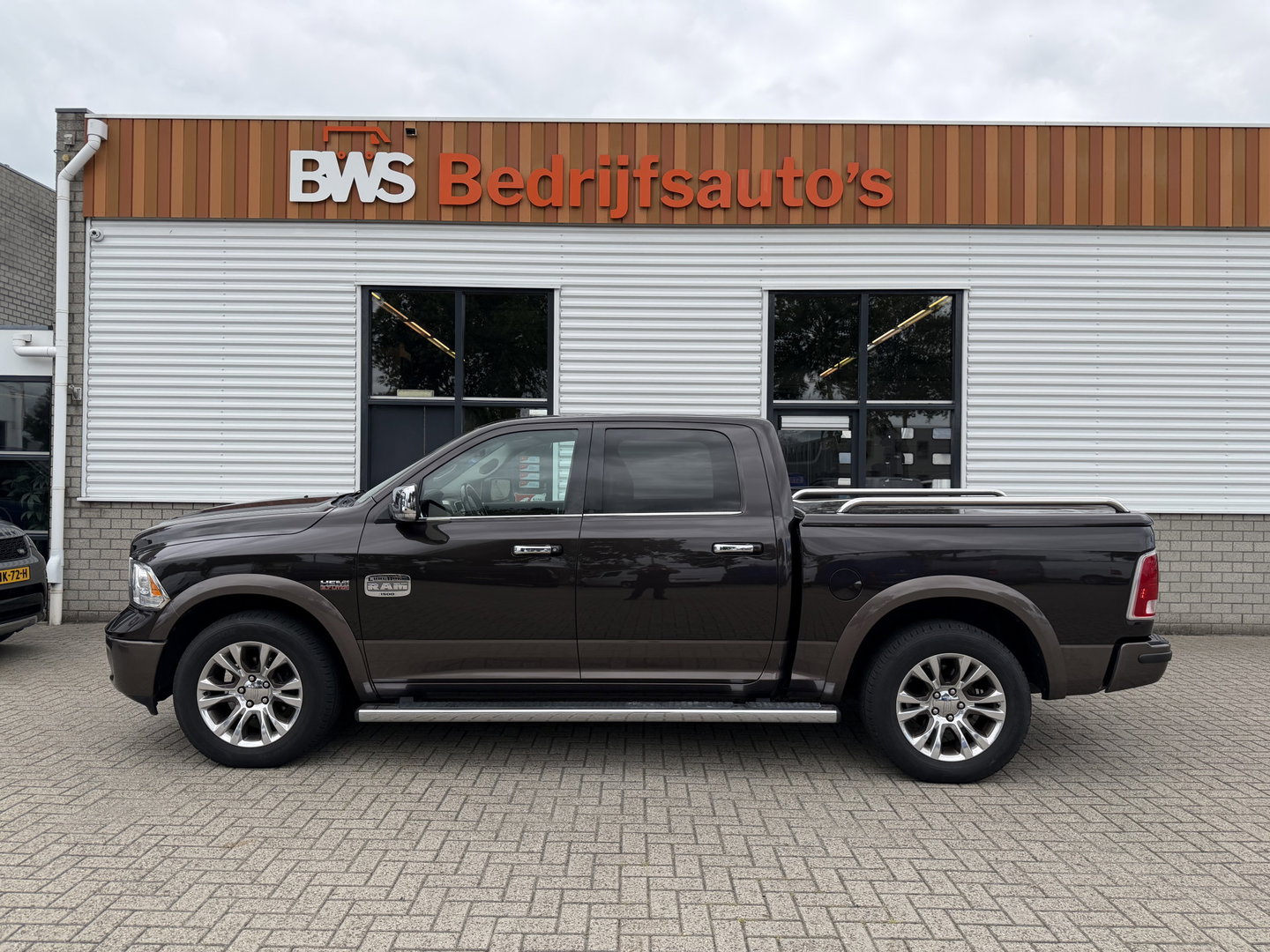 Dodge Ram Pick-Up 1500 5.7 V8 4x4 Crew Cab 5'7 Longhorn Laramie / vaste prijs rijklaar € 24.950 marge / euro 6 / lease vanaf € 407 / luchtvering / bedslide / trekhaak 3500 kg / goed onderhouden !
