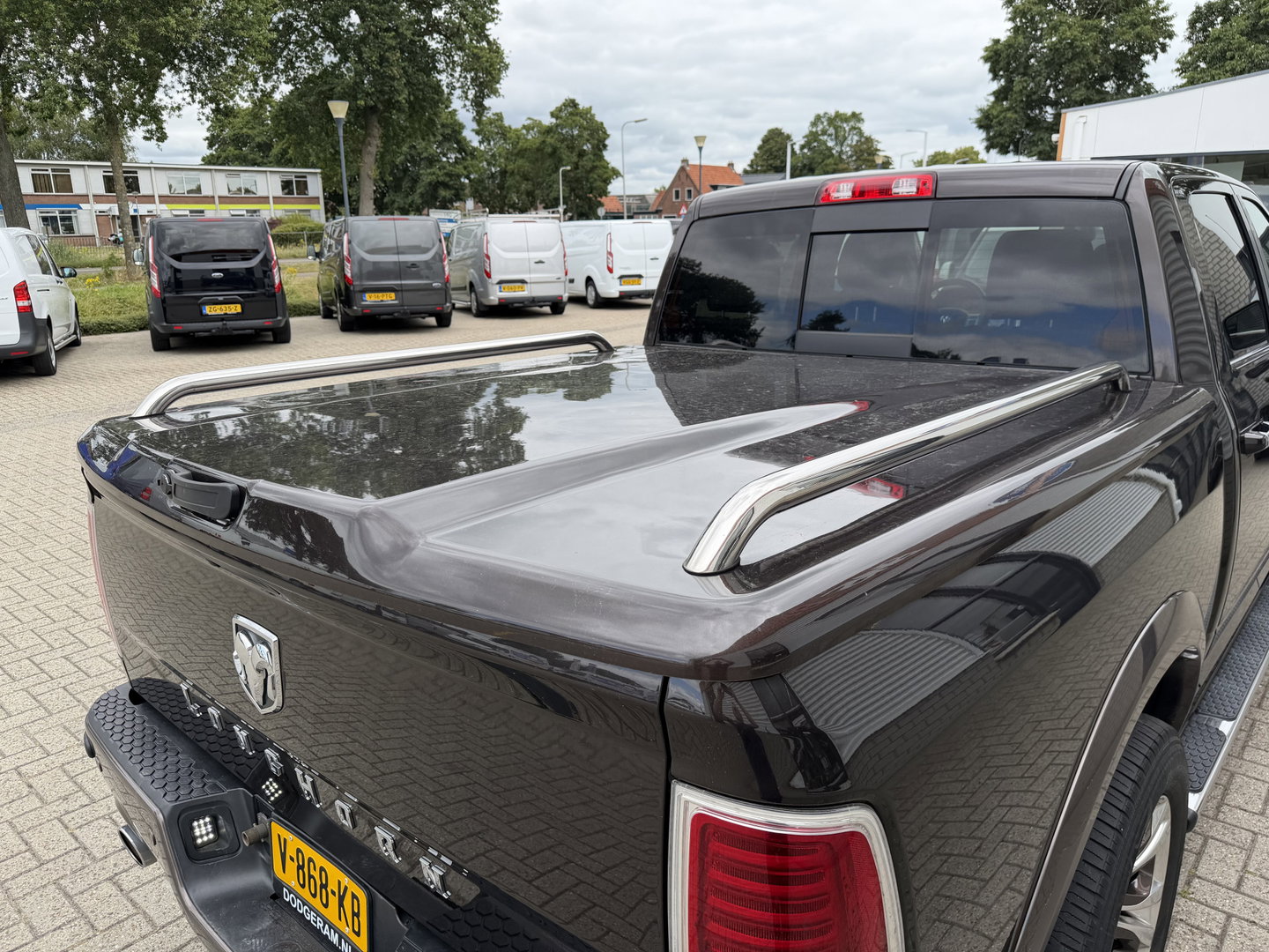 Dodge Ram Pick-Up 1500 5.7 V8 4x4 Crew Cab 5'7 Longhorn Laramie / vaste prijs rijklaar € 24.950 marge / euro 6 / lease vanaf € 407 / luchtvering / bedslide / trekhaak 3500 kg / goed onderhouden !