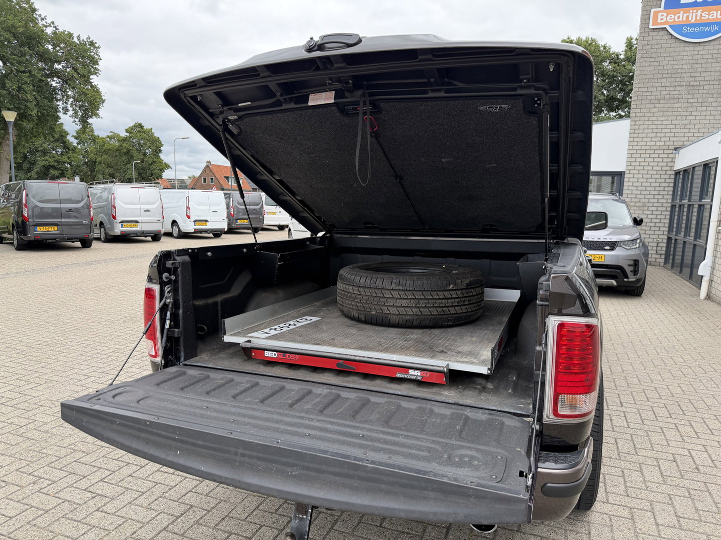 Dodge Ram Pick-Up 1500 5.7 V8 4x4 Crew Cab 5'7 Longhorn Laramie / vaste prijs rijklaar € 24.950 marge / euro 6 / lease vanaf € 407 / luchtvering / bedslide / trekhaak 3500 kg / goed onderhouden !