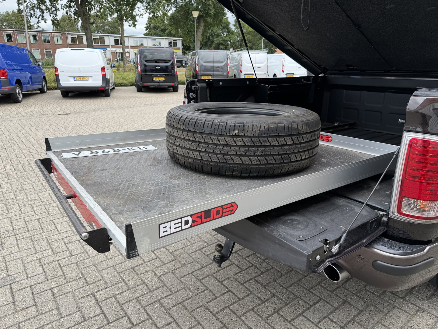 Dodge Ram Pick-Up 1500 5.7 V8 4x4 Crew Cab 5'7 Longhorn Laramie / vaste prijs rijklaar € 24.950 marge / euro 6 / lease vanaf € 407 / luchtvering / bedslide / trekhaak 3500 kg / goed onderhouden !