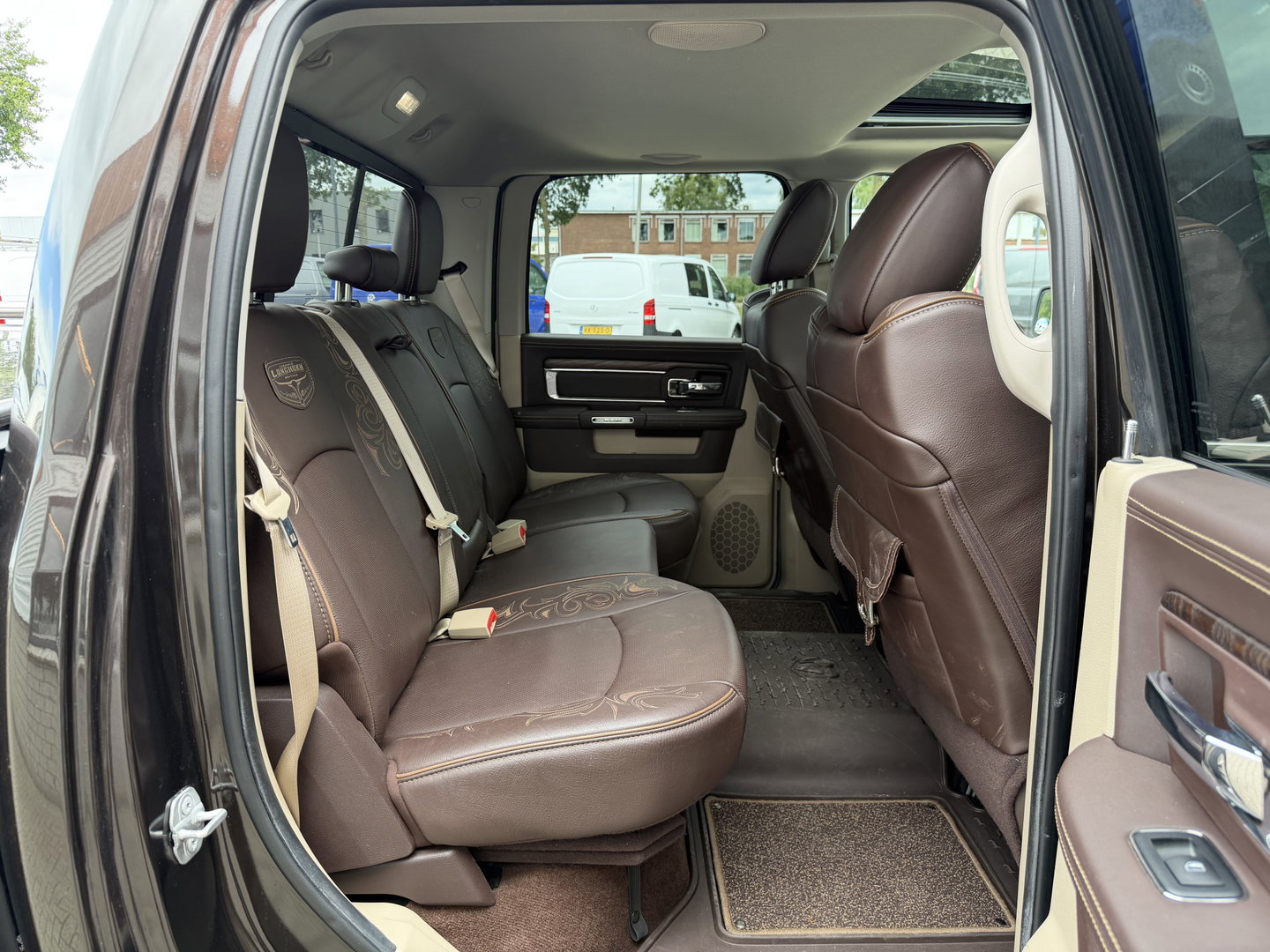 Dodge Ram Pick-Up 1500 5.7 V8 4x4 Crew Cab 5'7 Longhorn Laramie / vaste prijs rijklaar € 24.950 marge / euro 6 / lease vanaf € 407 / luchtvering / bedslide / trekhaak 3500 kg / goed onderhouden !