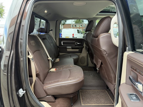 Dodge Ram Pick-Up 1500 5.7 V8 4x4 Crew Cab 5'7 Longhorn Laramie / vaste prijs rijklaar € 24.950 marge / euro 6 / lease vanaf € 407 / luchtvering / bedslide / trekhaak 3500 kg / goed onderhouden !