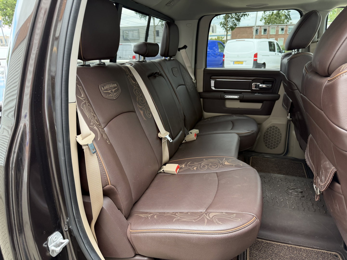 Dodge Ram Pick-Up 1500 5.7 V8 4x4 Crew Cab 5'7 Longhorn Laramie / vaste prijs rijklaar € 24.950 marge / euro 6 / lease vanaf € 407 / luchtvering / bedslide / trekhaak 3500 kg / goed onderhouden !
