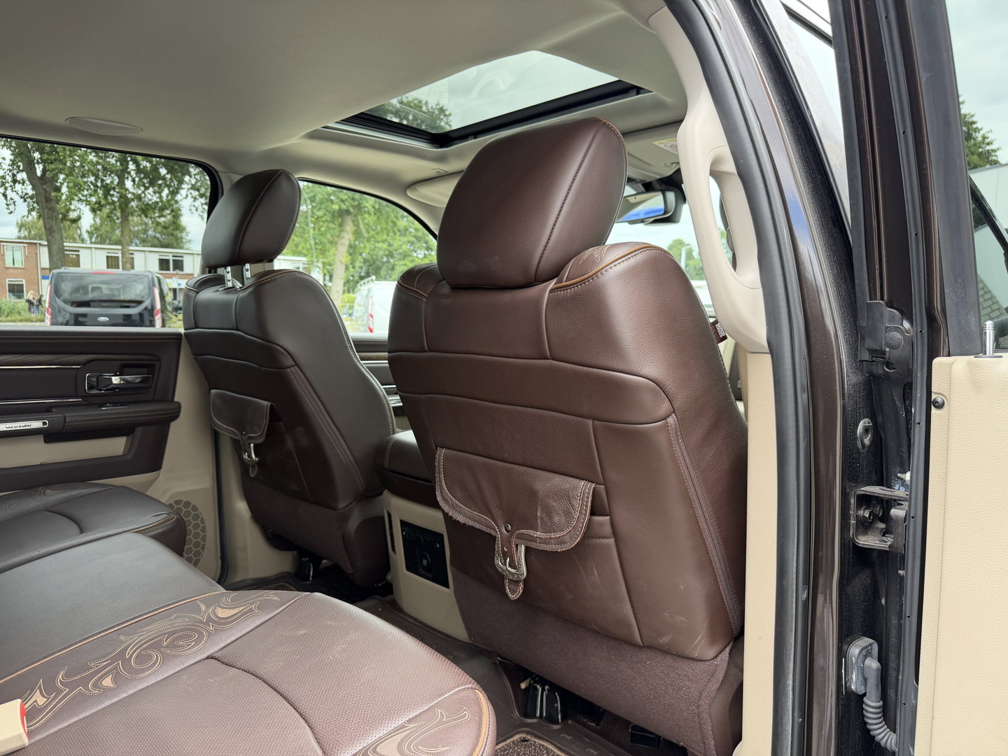 Dodge Ram Pick-Up 1500 5.7 V8 4x4 Crew Cab 5'7 Longhorn Laramie / vaste prijs rijklaar € 24.950 marge / euro 6 / lease vanaf € 407 / luchtvering / bedslide / trekhaak 3500 kg / goed onderhouden !