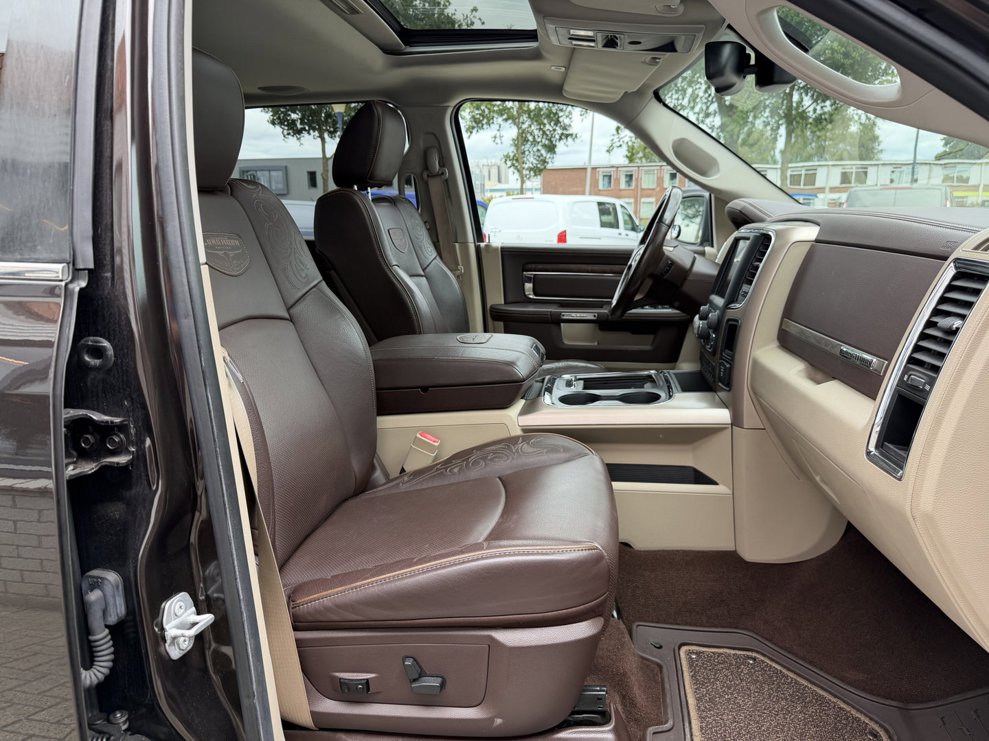 Dodge Ram Pick-Up 1500 5.7 V8 4x4 Crew Cab 5'7 Longhorn Laramie / vaste prijs rijklaar € 24.950 marge / euro 6 / lease vanaf € 407 / luchtvering / bedslide / trekhaak 3500 kg / goed onderhouden !