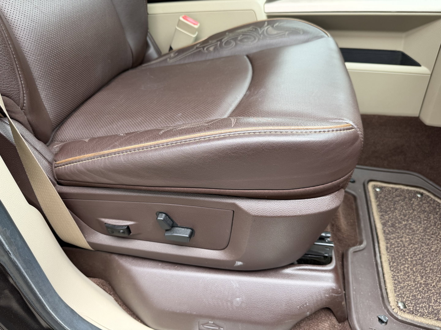 Dodge Ram Pick-Up 1500 5.7 V8 4x4 Crew Cab 5'7 Longhorn Laramie / vaste prijs rijklaar € 24.950 marge / euro 6 / lease vanaf € 407 / luchtvering / bedslide / trekhaak 3500 kg / goed onderhouden !