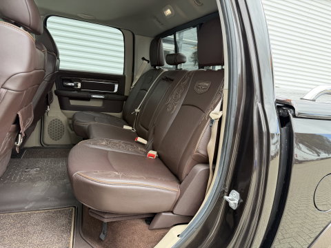 Dodge Ram Pick-Up 1500 5.7 V8 4x4 Crew Cab 5'7 Longhorn Laramie / vaste prijs rijklaar € 24.950 marge / euro 6 / lease vanaf € 407 / luchtvering / bedslide / trekhaak 3500 kg / goed onderhouden !