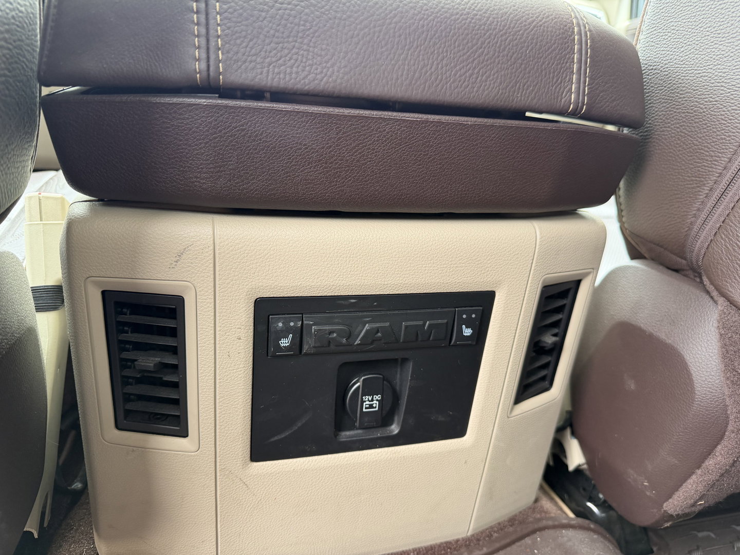Dodge Ram Pick-Up 1500 5.7 V8 4x4 Crew Cab 5'7 Longhorn Laramie / vaste prijs rijklaar € 24.950 marge / euro 6 / lease vanaf € 407 / luchtvering / bedslide / trekhaak 3500 kg / goed onderhouden !