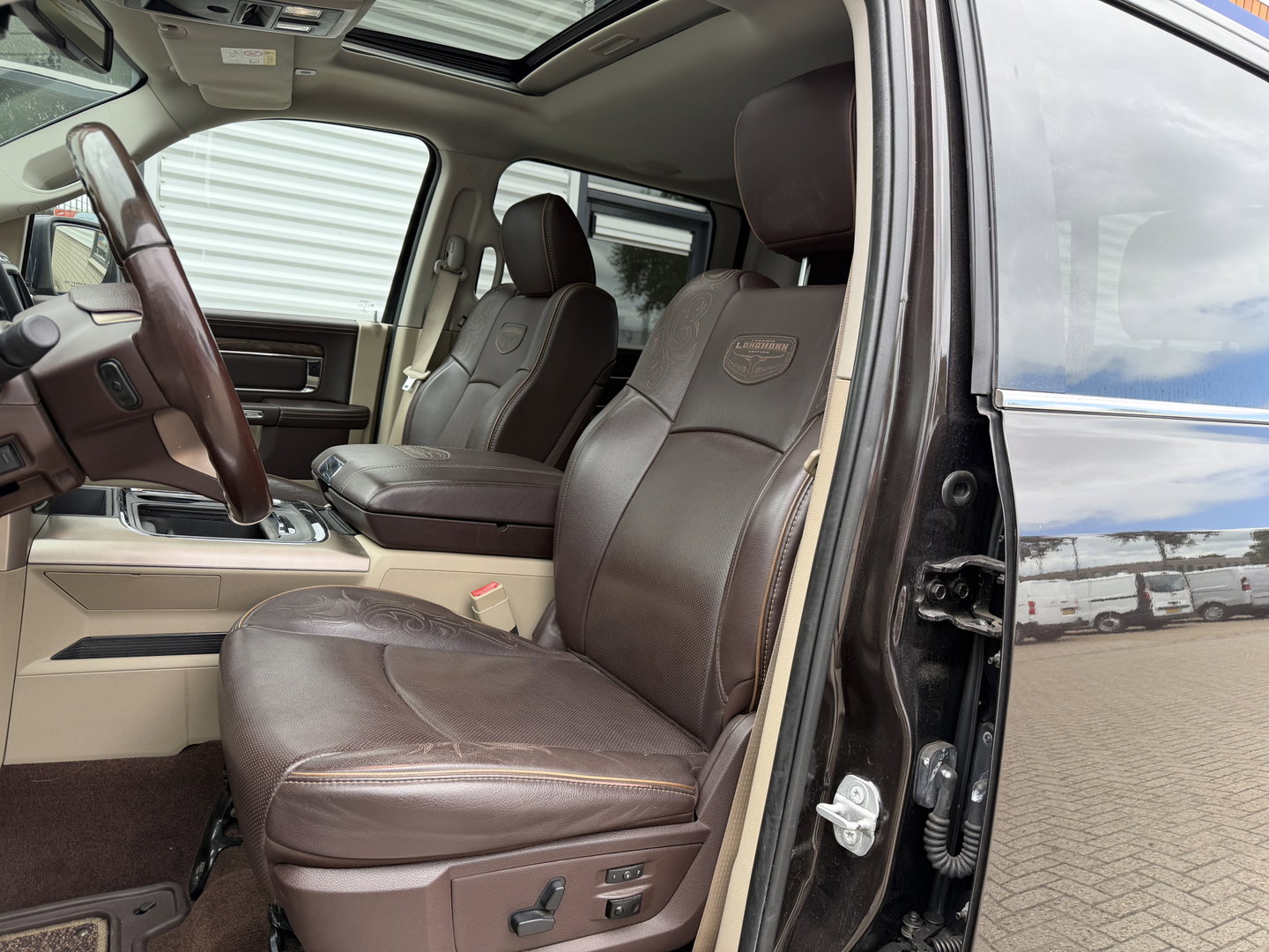Dodge Ram Pick-Up 1500 5.7 V8 4x4 Crew Cab 5'7 Longhorn Laramie / vaste prijs rijklaar € 24.950 marge / euro 6 / lease vanaf € 407 / luchtvering / bedslide / trekhaak 3500 kg / goed onderhouden !