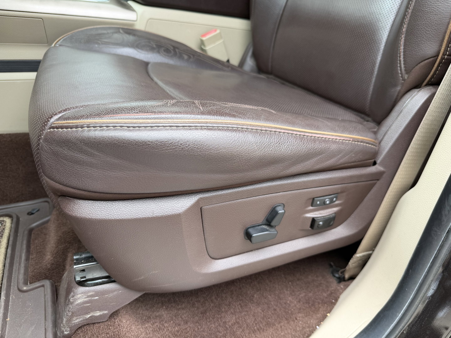 Dodge Ram Pick-Up 1500 5.7 V8 4x4 Crew Cab 5'7 Longhorn Laramie / vaste prijs rijklaar € 24.950 marge / euro 6 / lease vanaf € 407 / luchtvering / bedslide / trekhaak 3500 kg / goed onderhouden !