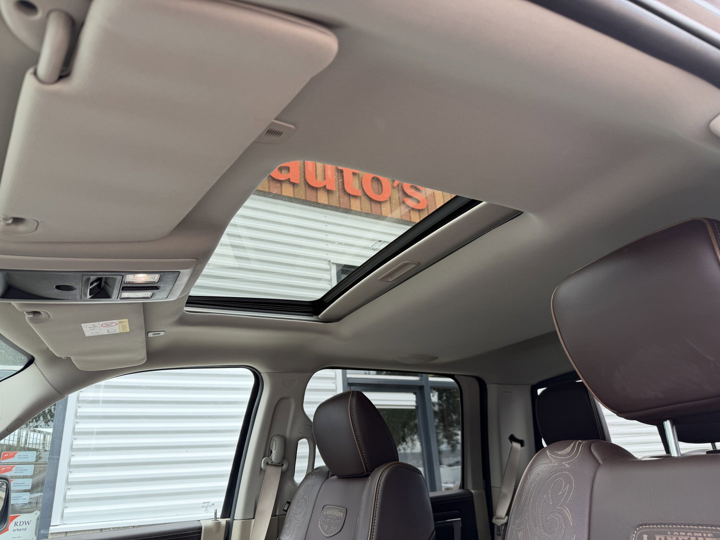 Dodge Ram Pick-Up 1500 5.7 V8 4x4 Crew Cab 5'7 Longhorn Laramie / vaste prijs rijklaar € 24.950 marge / euro 6 / lease vanaf € 407 / luchtvering / bedslide / trekhaak 3500 kg / goed onderhouden !