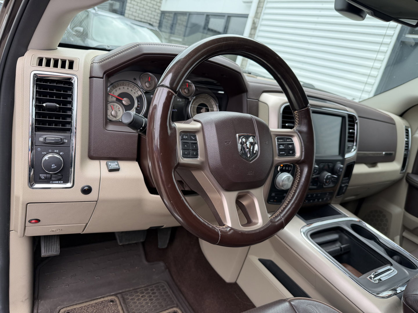 Dodge Ram Pick-Up 1500 5.7 V8 4x4 Crew Cab 5'7 Longhorn Laramie / vaste prijs rijklaar € 24.950 marge / euro 6 / lease vanaf € 407 / luchtvering / bedslide / trekhaak 3500 kg / goed onderhouden !