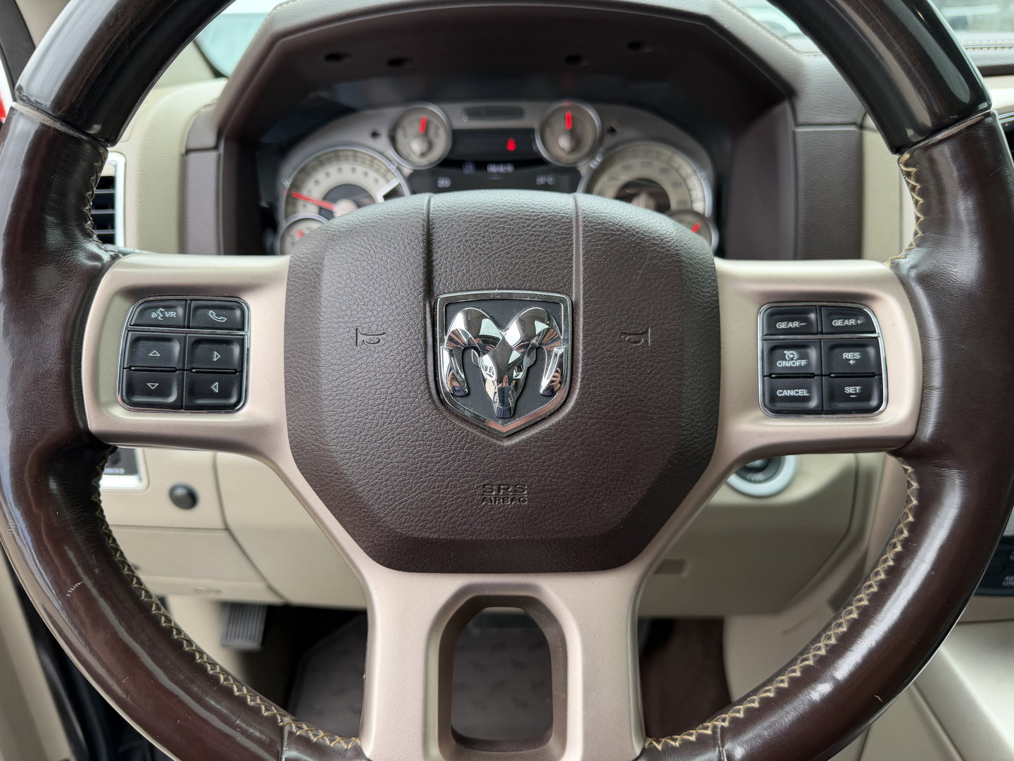 Dodge Ram Pick-Up 1500 5.7 V8 4x4 Crew Cab 5'7 Longhorn Laramie / vaste prijs rijklaar € 24.950 marge / euro 6 / lease vanaf € 407 / luchtvering / bedslide / trekhaak 3500 kg / goed onderhouden !