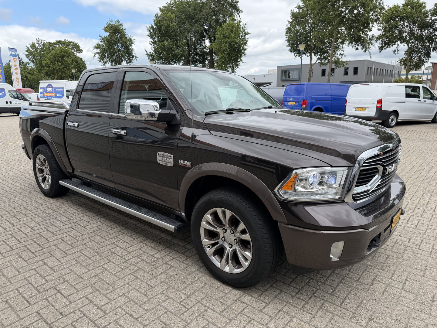Dodge Ram Pick-Up 1500 5.7 V8 4x4 Crew Cab 5'7 Longhorn Laramie / vaste prijs rijklaar € 24.950 marge / euro 6 / lease vanaf € 407 / luchtvering / bedslide / trekhaak 3500 kg / goed onderhouden !
