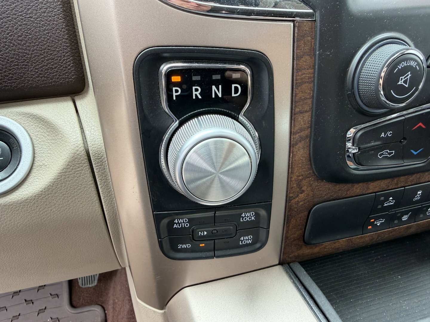 Dodge Ram Pick-Up 1500 5.7 V8 4x4 Crew Cab 5'7 Longhorn Laramie / vaste prijs rijklaar € 24.950 marge / euro 6 / lease vanaf € 407 / luchtvering / bedslide / trekhaak 3500 kg / goed onderhouden !