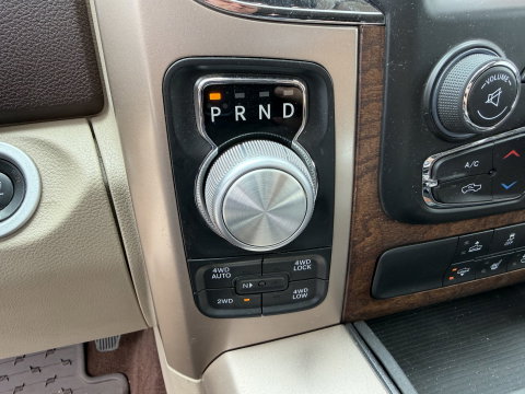 Dodge Ram Pick-Up 1500 5.7 V8 4x4 Crew Cab 5'7 Longhorn Laramie / vaste prijs rijklaar € 24.950 marge / euro 6 / lease vanaf € 407 / luchtvering / bedslide / trekhaak 3500 kg / goed onderhouden !