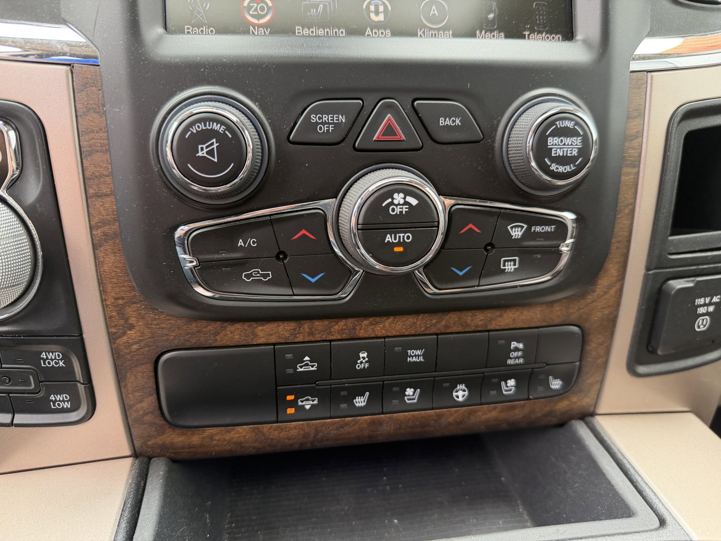 Dodge Ram Pick-Up 1500 5.7 V8 4x4 Crew Cab 5'7 Longhorn Laramie / vaste prijs rijklaar € 24.950 marge / euro 6 / lease vanaf € 407 / luchtvering / bedslide / trekhaak 3500 kg / goed onderhouden !