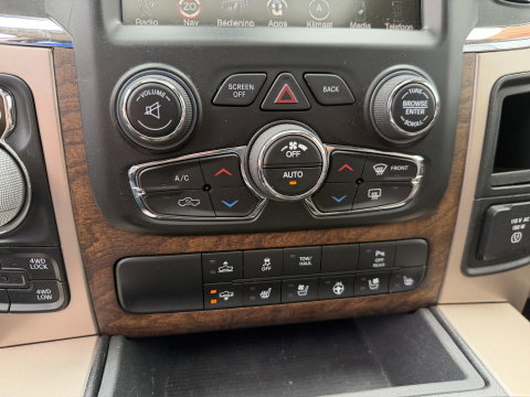 Dodge Ram Pick-Up 1500 5.7 V8 4x4 Crew Cab 5'7 Longhorn Laramie / vaste prijs rijklaar € 24.950 marge / euro 6 / lease vanaf € 407 / luchtvering / bedslide / trekhaak 3500 kg / goed onderhouden !