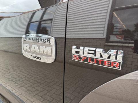 Dodge Ram Pick-Up 1500 5.7 V8 4x4 Crew Cab 5'7 Longhorn Laramie / vaste prijs rijklaar € 24.950 marge / euro 6 / lease vanaf € 407 / luchtvering / bedslide / trekhaak 3500 kg / goed onderhouden !