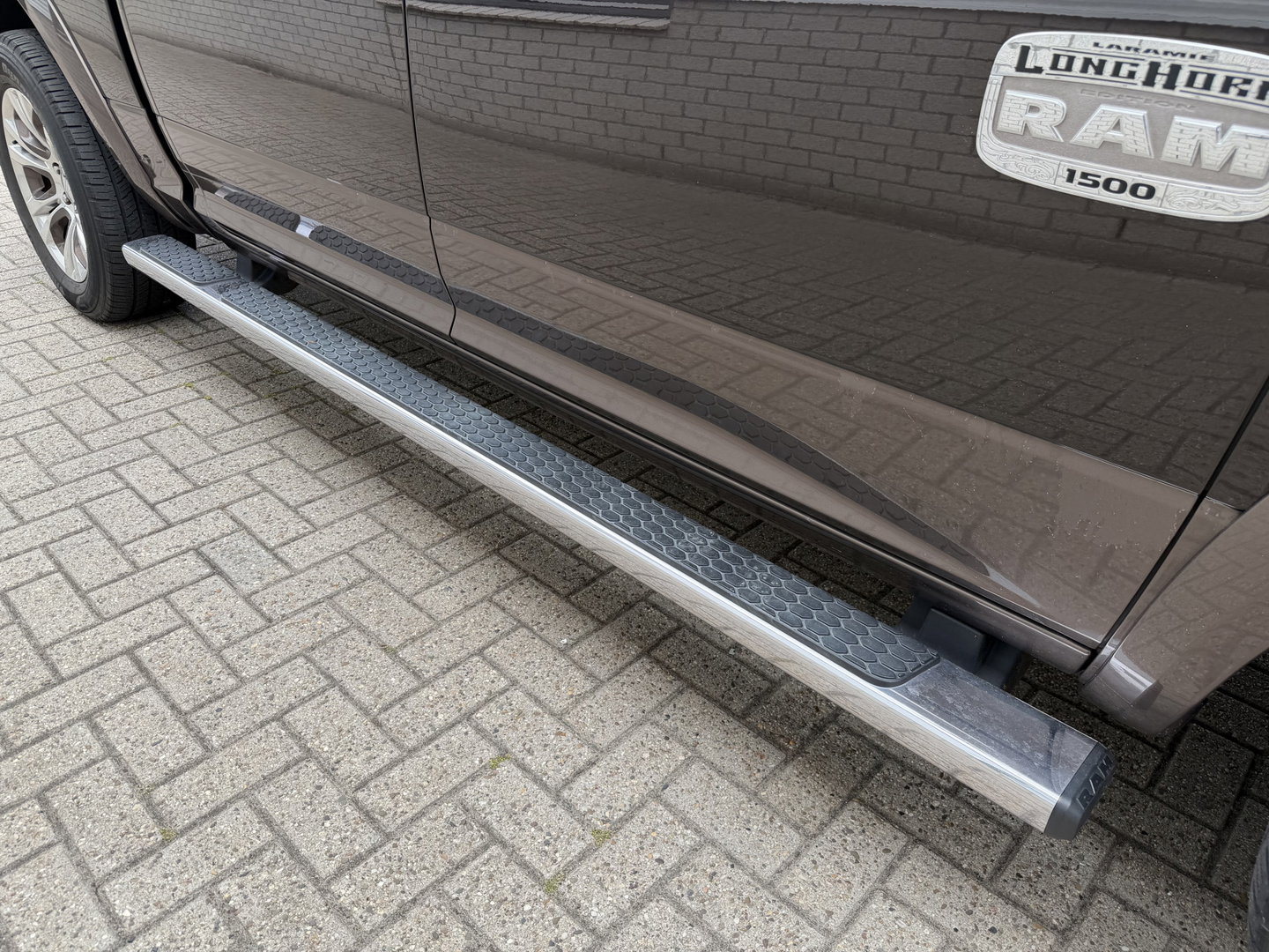 Dodge Ram Pick-Up 1500 5.7 V8 4x4 Crew Cab 5'7 Longhorn Laramie / vaste prijs rijklaar € 24.950 marge / euro 6 / lease vanaf € 407 / luchtvering / bedslide / trekhaak 3500 kg / goed onderhouden !