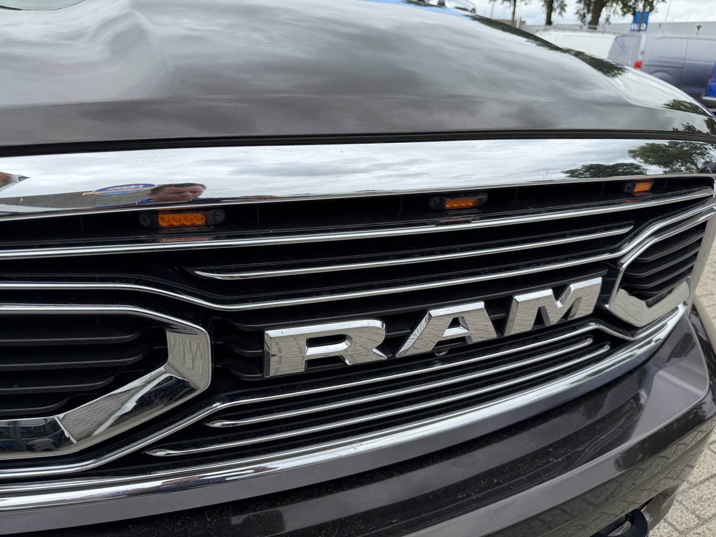 Dodge Ram Pick-Up 1500 5.7 V8 4x4 Crew Cab 5'7 Longhorn Laramie / vaste prijs rijklaar € 24.950 marge / euro 6 / lease vanaf € 407 / luchtvering / bedslide / trekhaak 3500 kg / goed onderhouden !