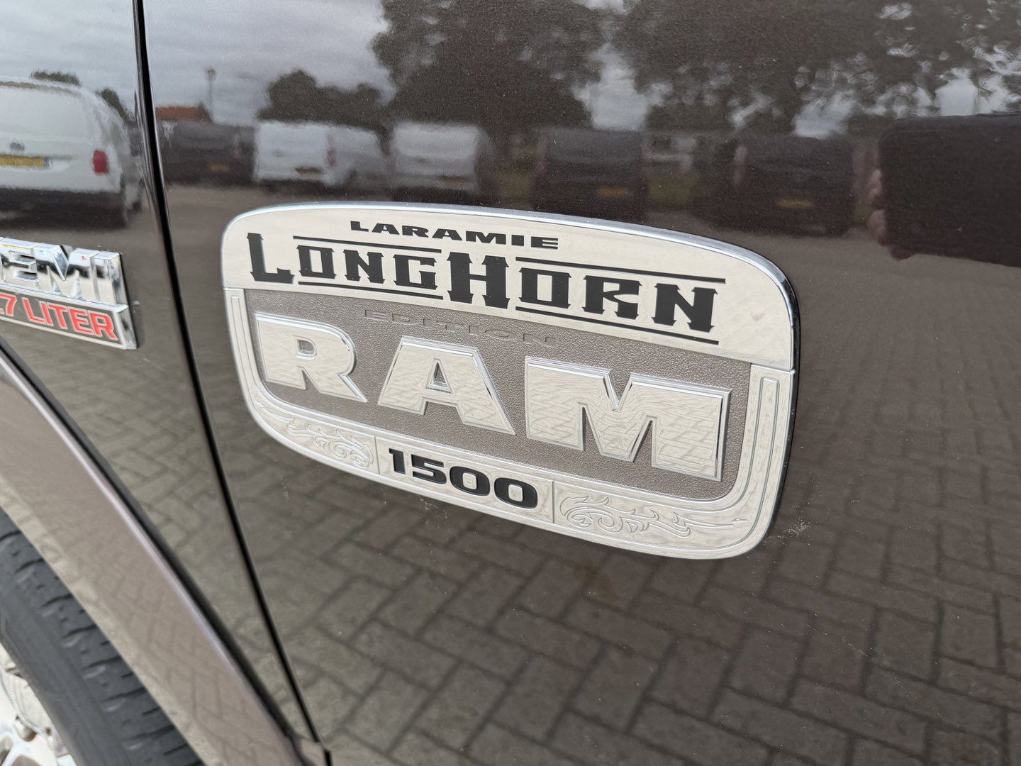 Dodge Ram Pick-Up 1500 5.7 V8 4x4 Crew Cab 5'7 Longhorn Laramie / vaste prijs rijklaar € 24.950 marge / euro 6 / lease vanaf € 407 / luchtvering / bedslide / trekhaak 3500 kg / goed onderhouden !