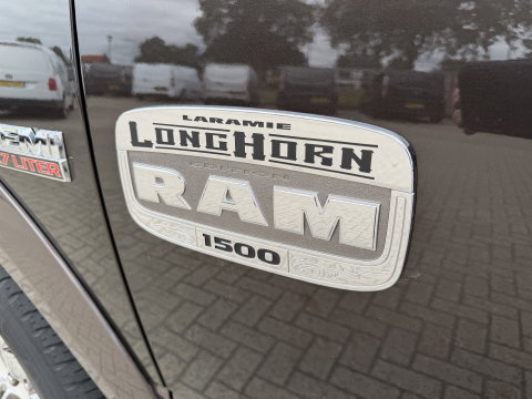 Dodge Ram Pick-Up 1500 5.7 V8 4x4 Crew Cab 5'7 Longhorn Laramie / vaste prijs rijklaar € 24.950 marge / euro 6 / lease vanaf € 407 / luchtvering / bedslide / trekhaak 3500 kg / goed onderhouden !