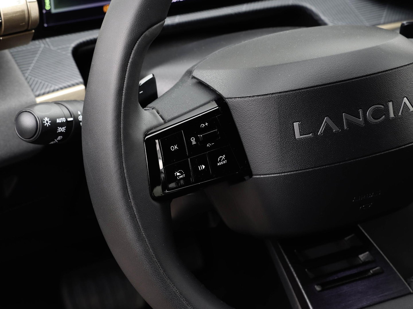 Lancia Ypsilon 1.2 Turbo Hybrid LX Martini Automaat | Adaptive Cruise | Camera | Navigatie