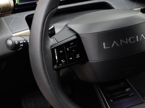 Lancia Ypsilon 1.2 Turbo Hybrid LX Martini Automaat | Adaptive Cruise | Camera | Navigatie