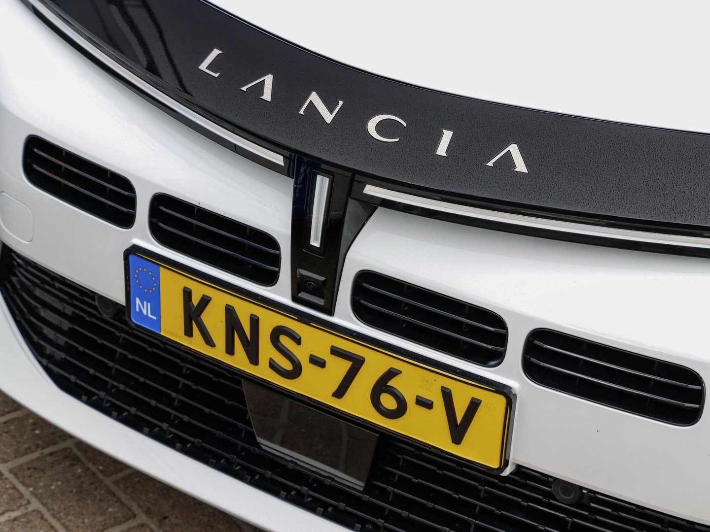 Lancia Ypsilon 1.2 Turbo Hybrid LX Martini Automaat | Adaptive Cruise | Camera | Navigatie