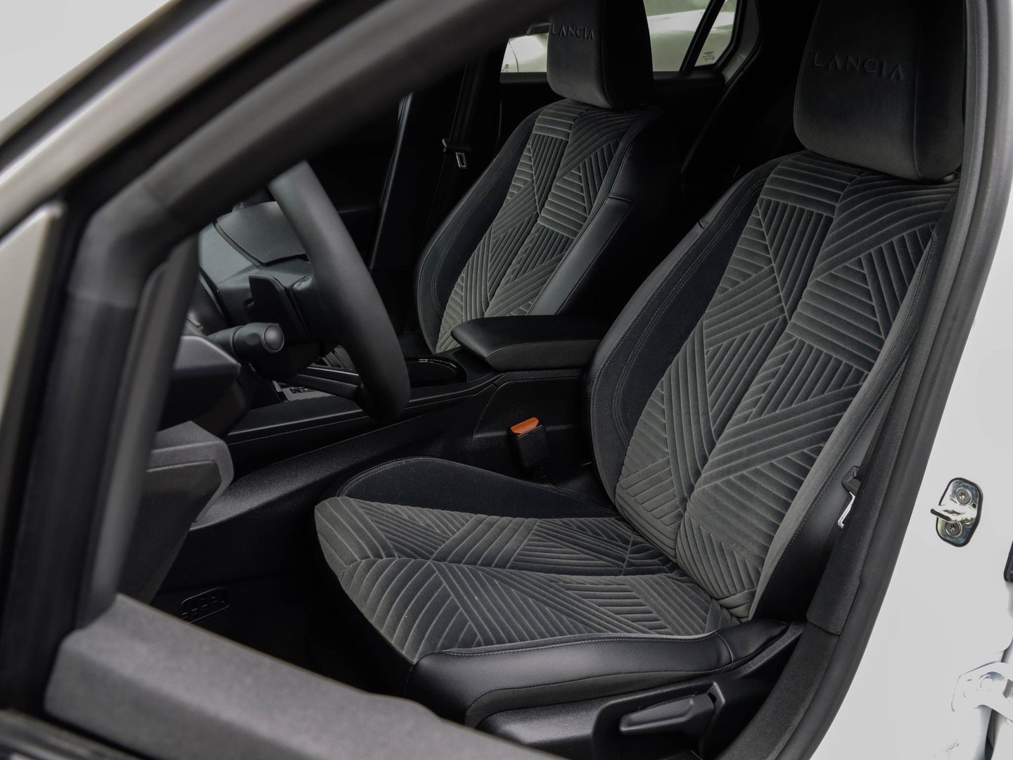 Lancia Ypsilon 1.2 Turbo Hybrid LX Martini Automaat | Adaptive Cruise | Camera | Navigatie