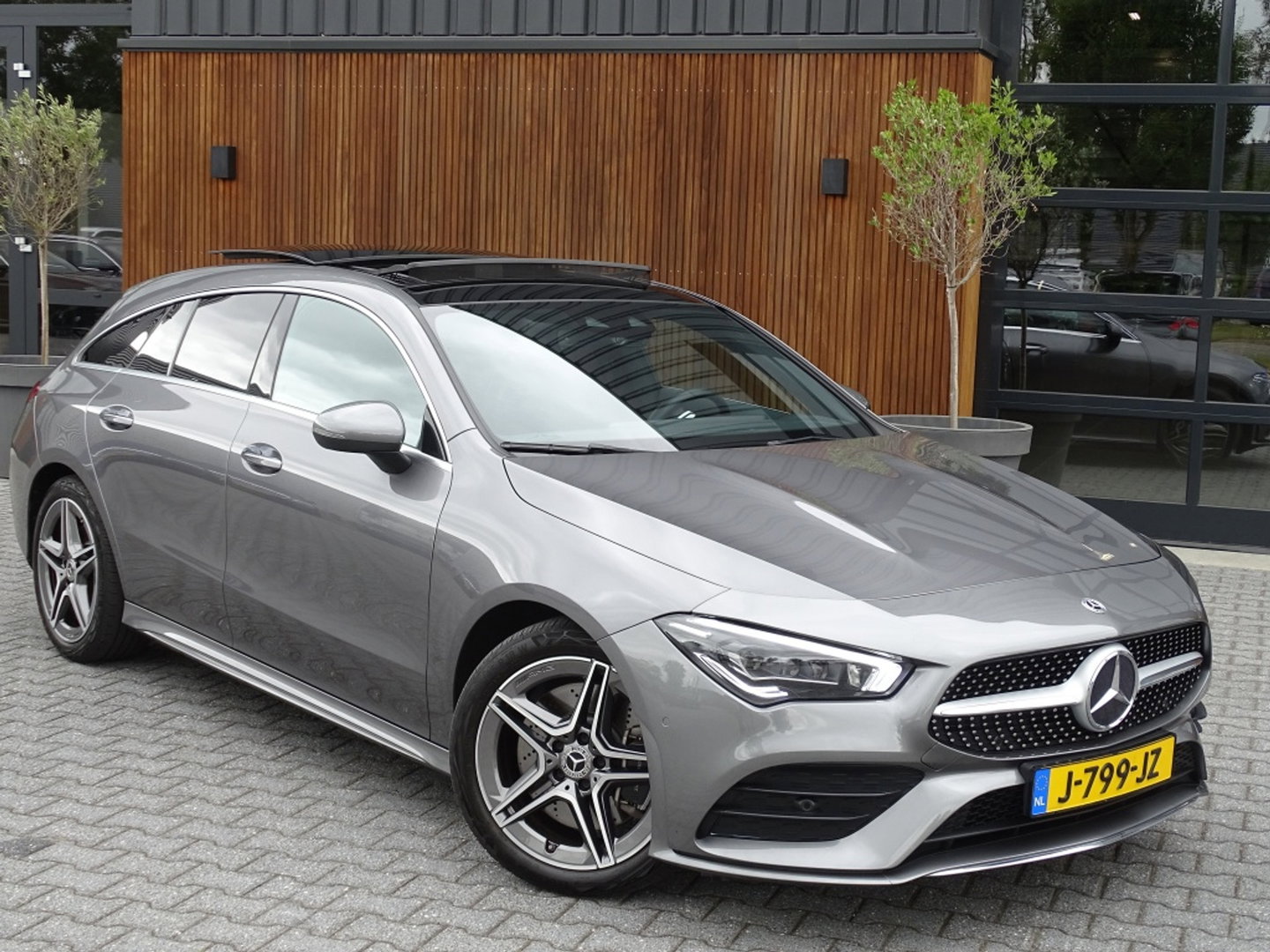 Mercedes-Benz CLA-Klasse Shooting Brake 250 225PK AMG / panorama / *NAP*