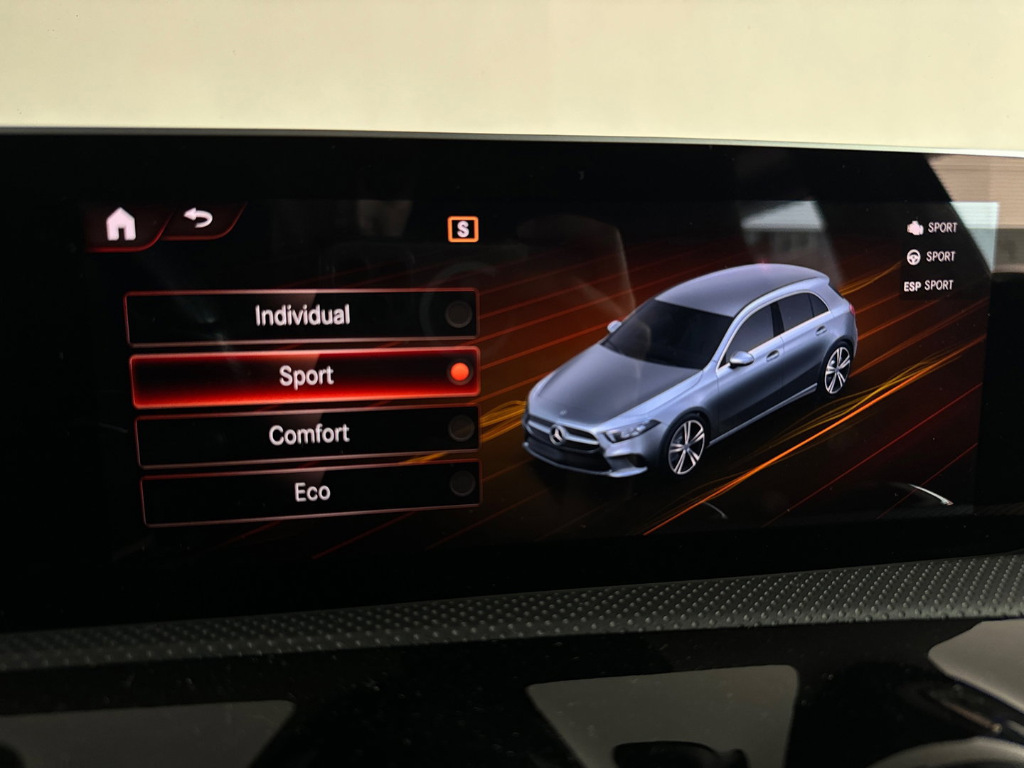 Mercedes-Benz A-Klasse 180 Business Solution AMG Camera |Sfeerverlichting|Stoelverwarming|Lane Assist| Cruise Control