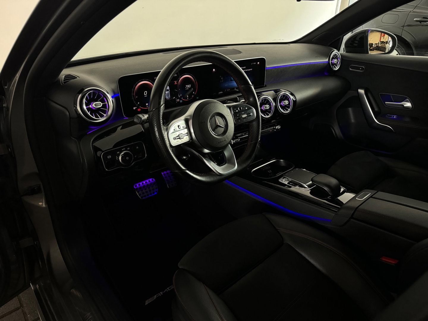 Mercedes-Benz A-Klasse 180 Business Solution AMG Camera |Sfeerverlichting|Stoelverwarming|Lane Assist| Cruise Control