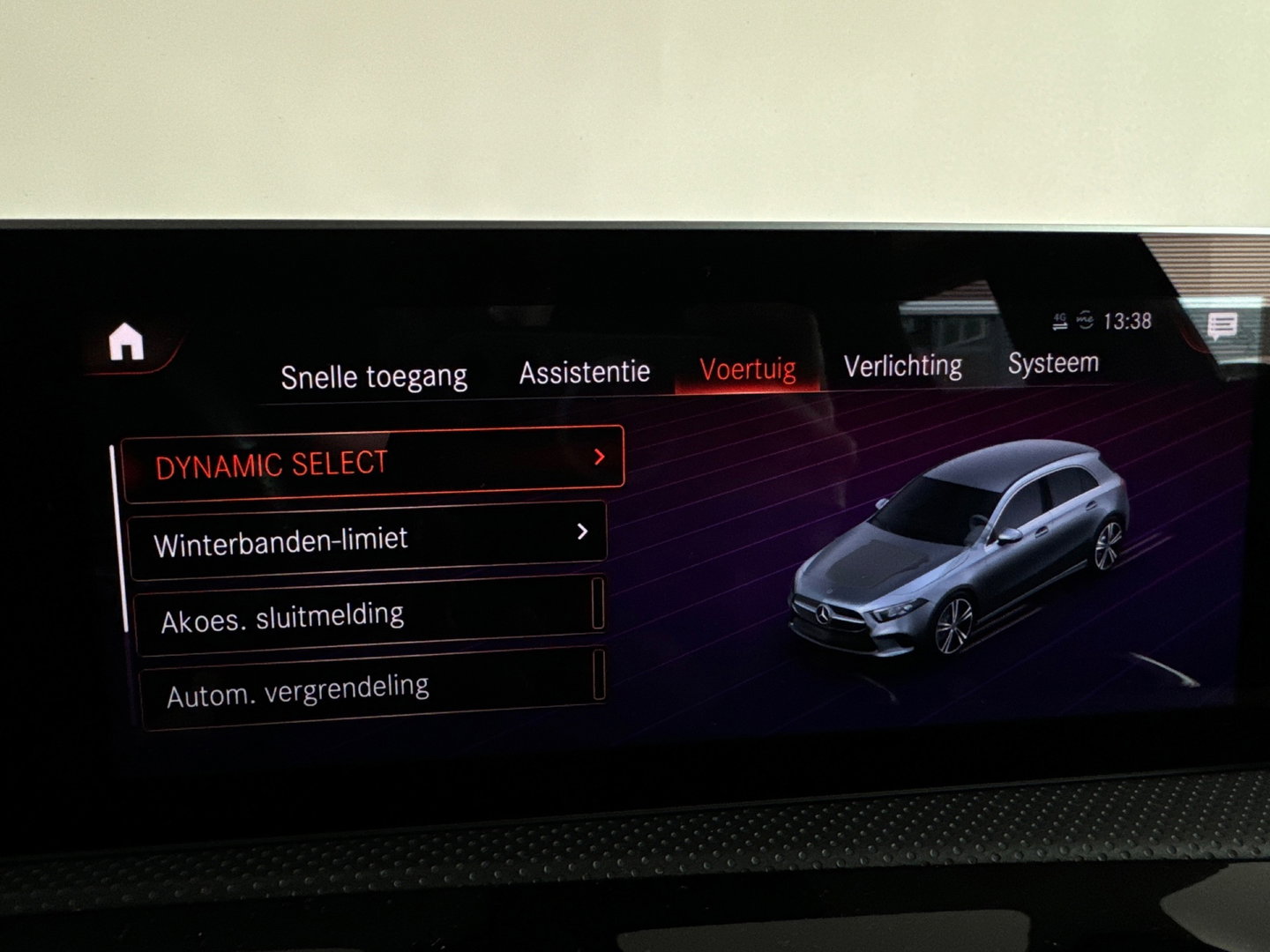 Mercedes-Benz A-Klasse 180 Business Solution AMG Camera |Sfeerverlichting|Stoelverwarming|Lane Assist| Cruise Control