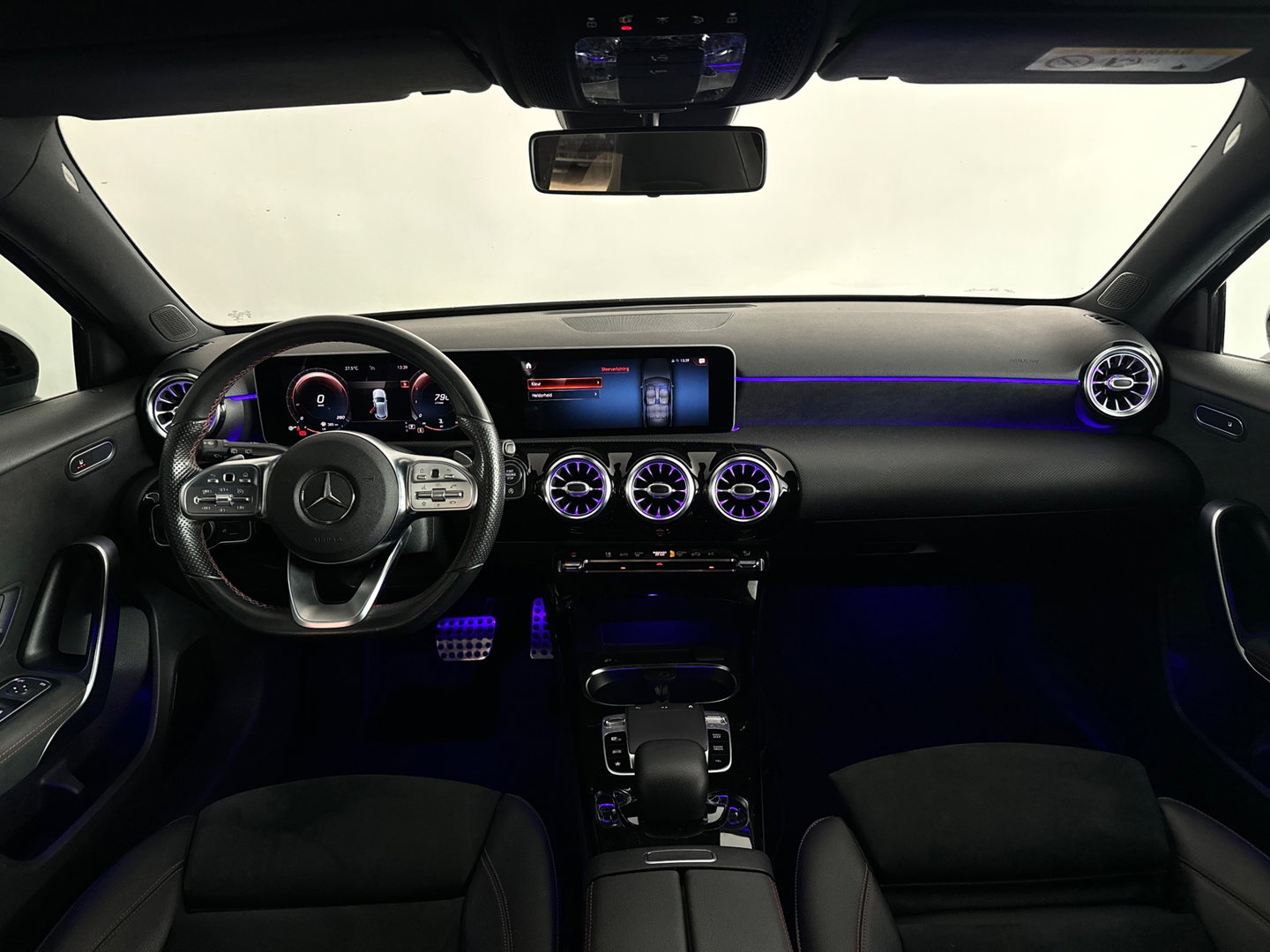 Mercedes-Benz A-Klasse 180 Business Solution AMG Camera |Sfeerverlichting|Stoelverwarming|Lane Assist| Cruise Control