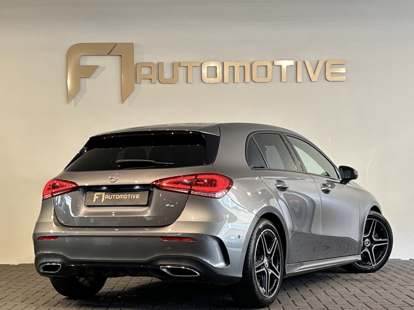 Mercedes-Benz A-Klasse 180 Business Solution AMG Camera |Sfeerverlichting|Stoelverwarming|Lane Assist| Cruise Control