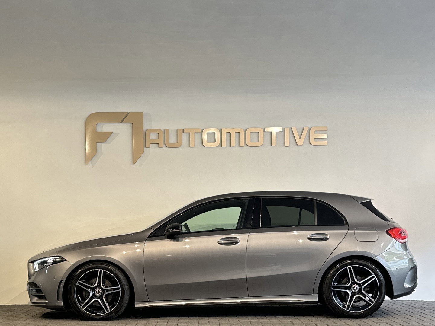 Mercedes-Benz A-Klasse 180 Business Solution AMG Camera |Sfeerverlichting|Stoelverwarming|Lane Assist| Cruise Control