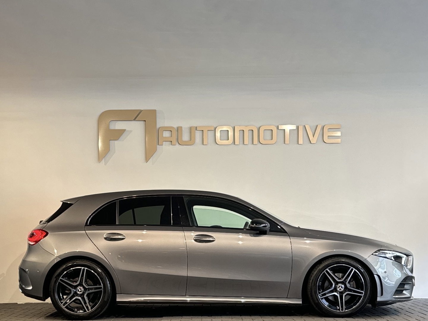 Mercedes-Benz A-Klasse 180 Business Solution AMG Camera |Sfeerverlichting|Stoelverwarming|Lane Assist| Cruise Control