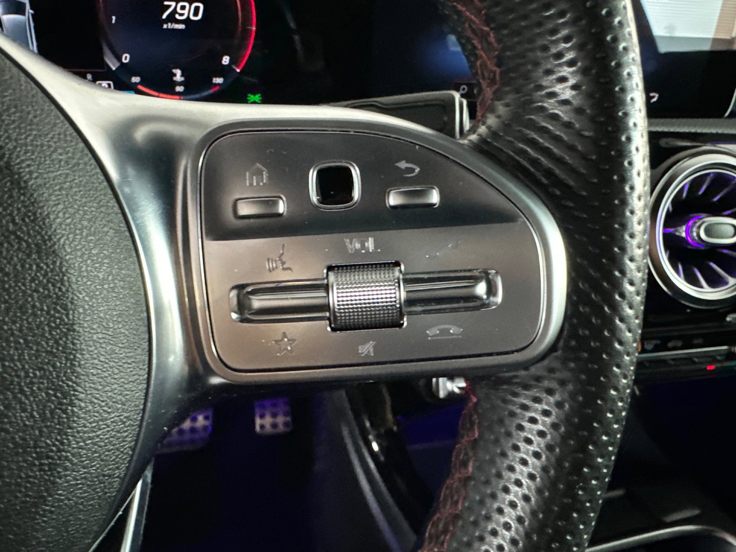Mercedes-Benz A-Klasse 180 Business Solution AMG Camera |Sfeerverlichting|Stoelverwarming|Lane Assist| Cruise Control