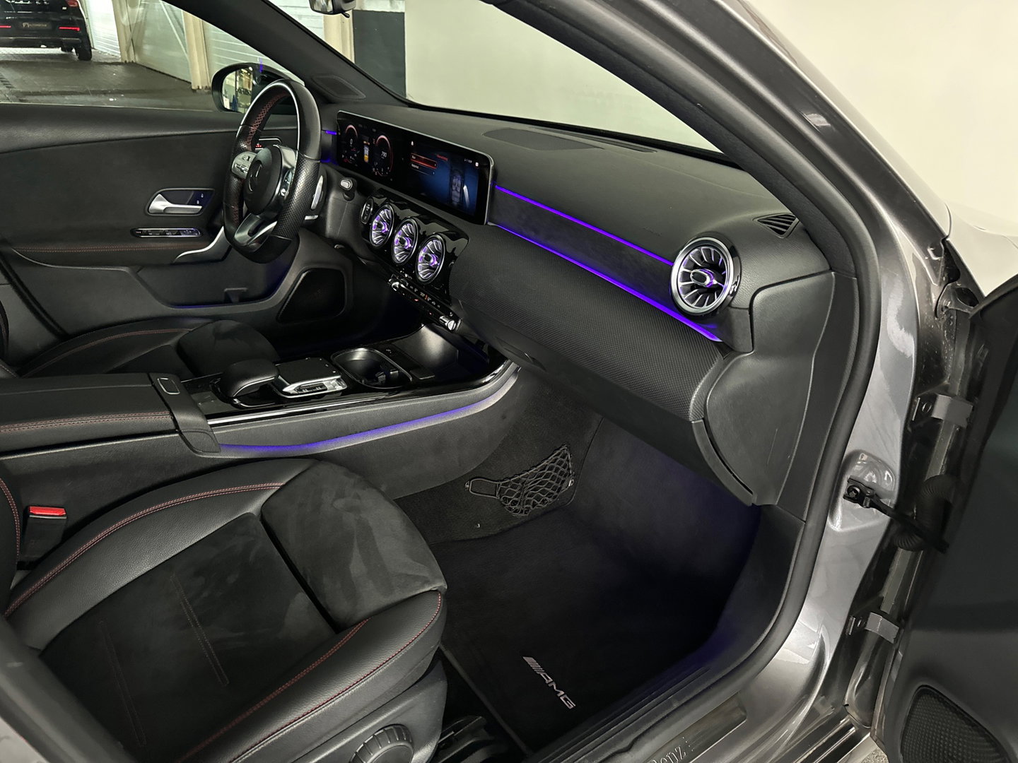 Mercedes-Benz A-Klasse 180 Business Solution AMG Camera |Sfeerverlichting|Stoelverwarming|Lane Assist| Cruise Control