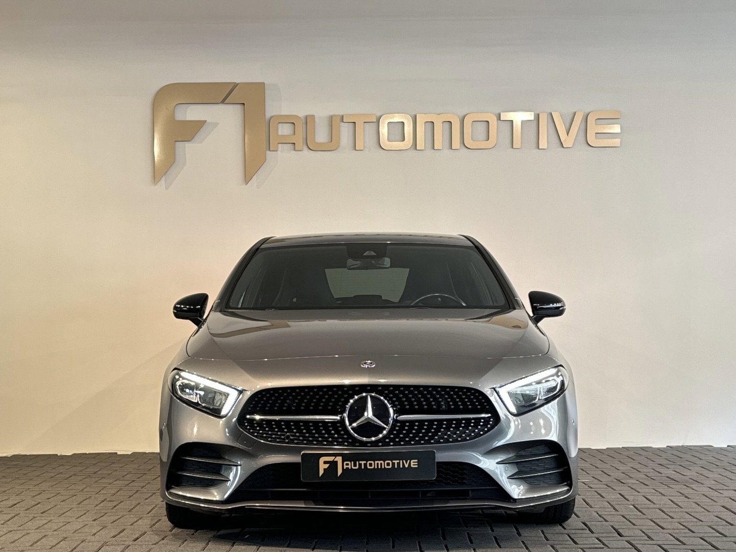 Mercedes-Benz A-Klasse 180 Business Solution AMG Camera |Sfeerverlichting|Stoelverwarming|Lane Assist| Cruise Control