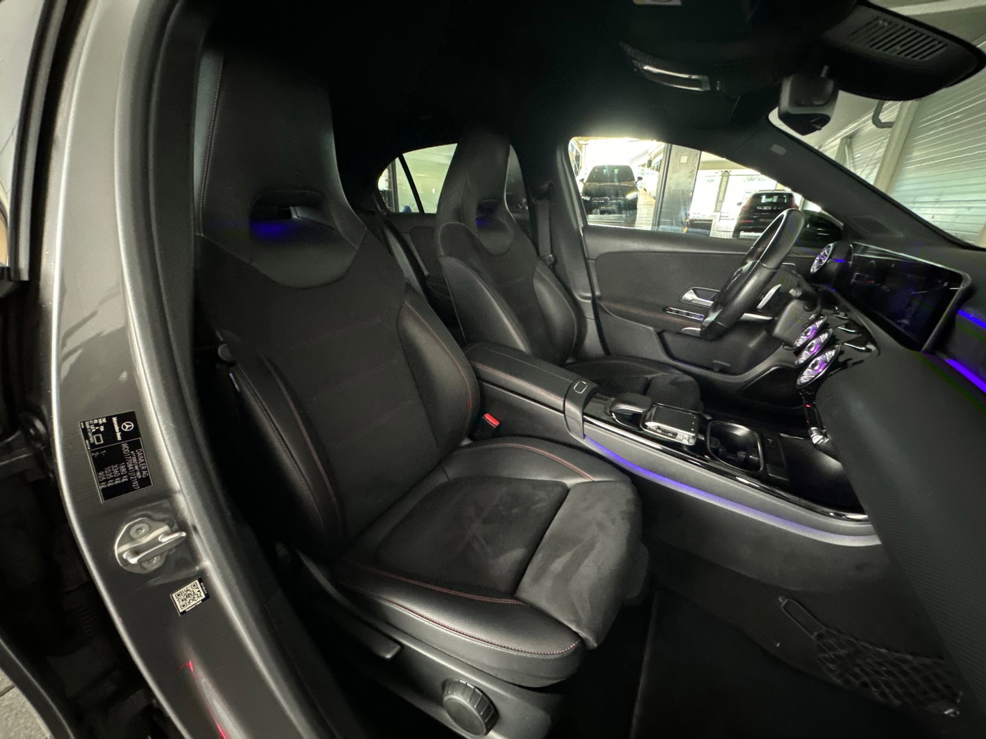 Mercedes-Benz A-Klasse 180 Business Solution AMG Camera |Sfeerverlichting|Stoelverwarming|Lane Assist| Cruise Control