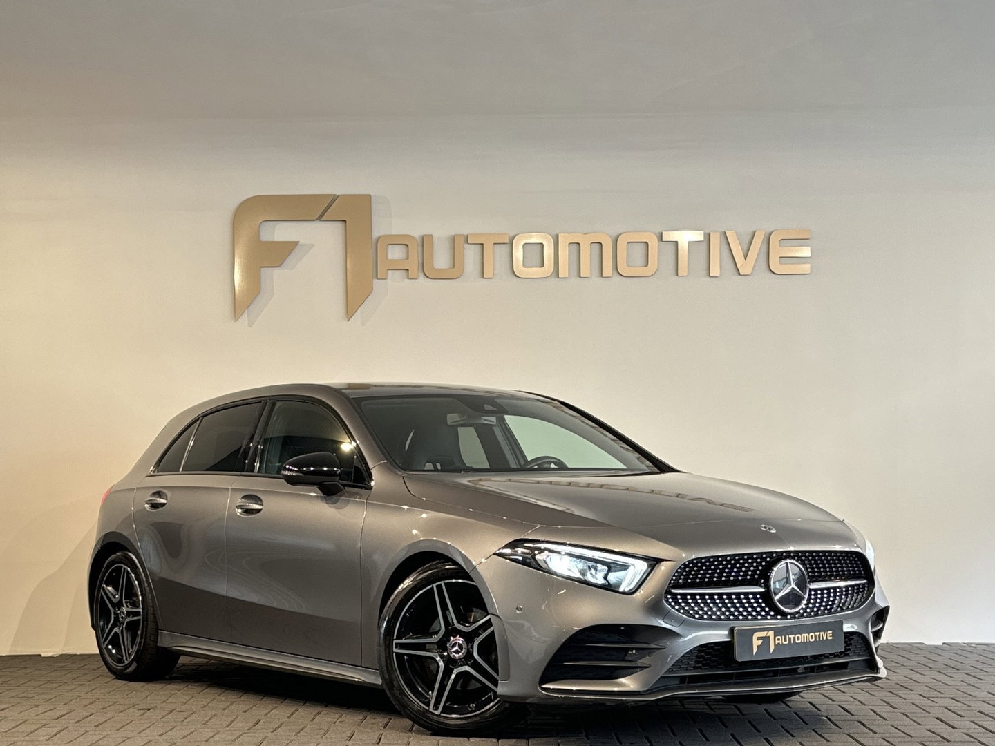 Mercedes-Benz A-Klasse 180 Business Solution AMG Camera |Sfeerverlichting|Stoelverwarming|Lane Assist| Cruise Control