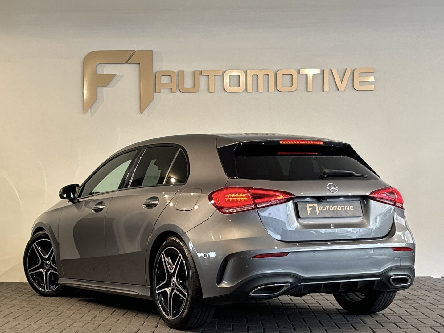 Mercedes-Benz A-Klasse 180 Business Solution AMG Camera |Sfeerverlichting|Stoelverwarming|Lane Assist| Cruise Control