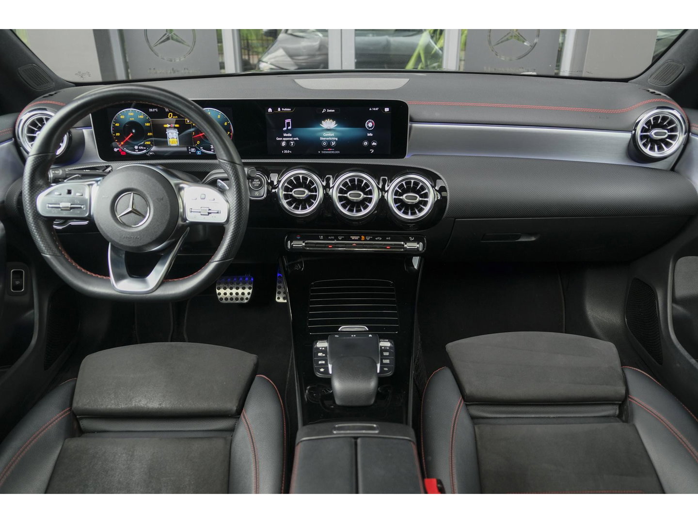 Mercedes-Benz CLA-Klasse CLA250 AMG 224pk Panoramadak Night pakket Widescreen Sfeerverlichting 19" LMV